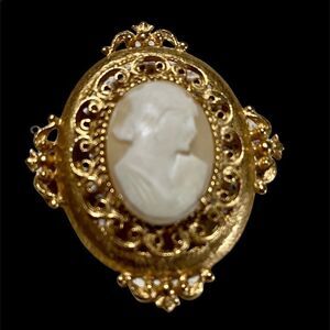 Vintage 1950s Florenza Cameo Brooch